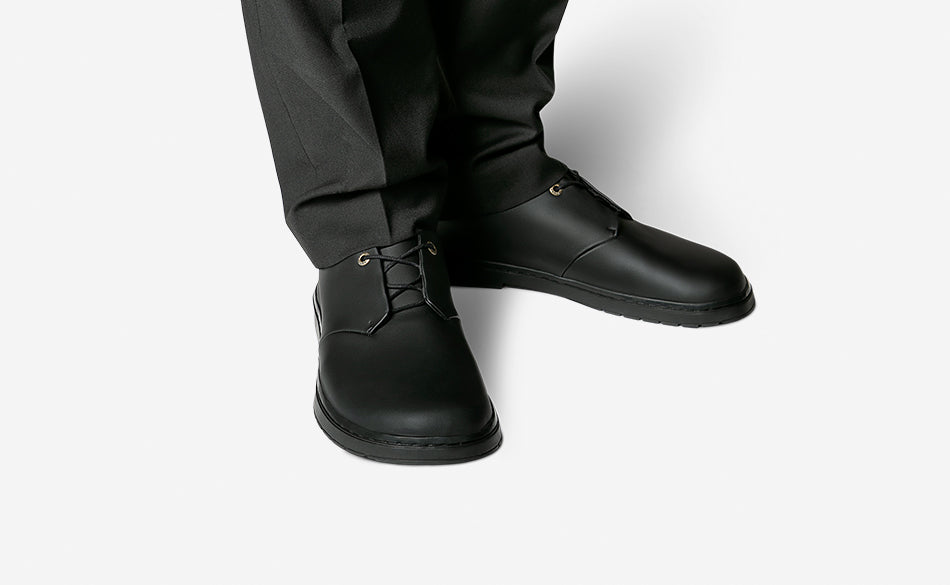 Model wearing the Derby All Black
